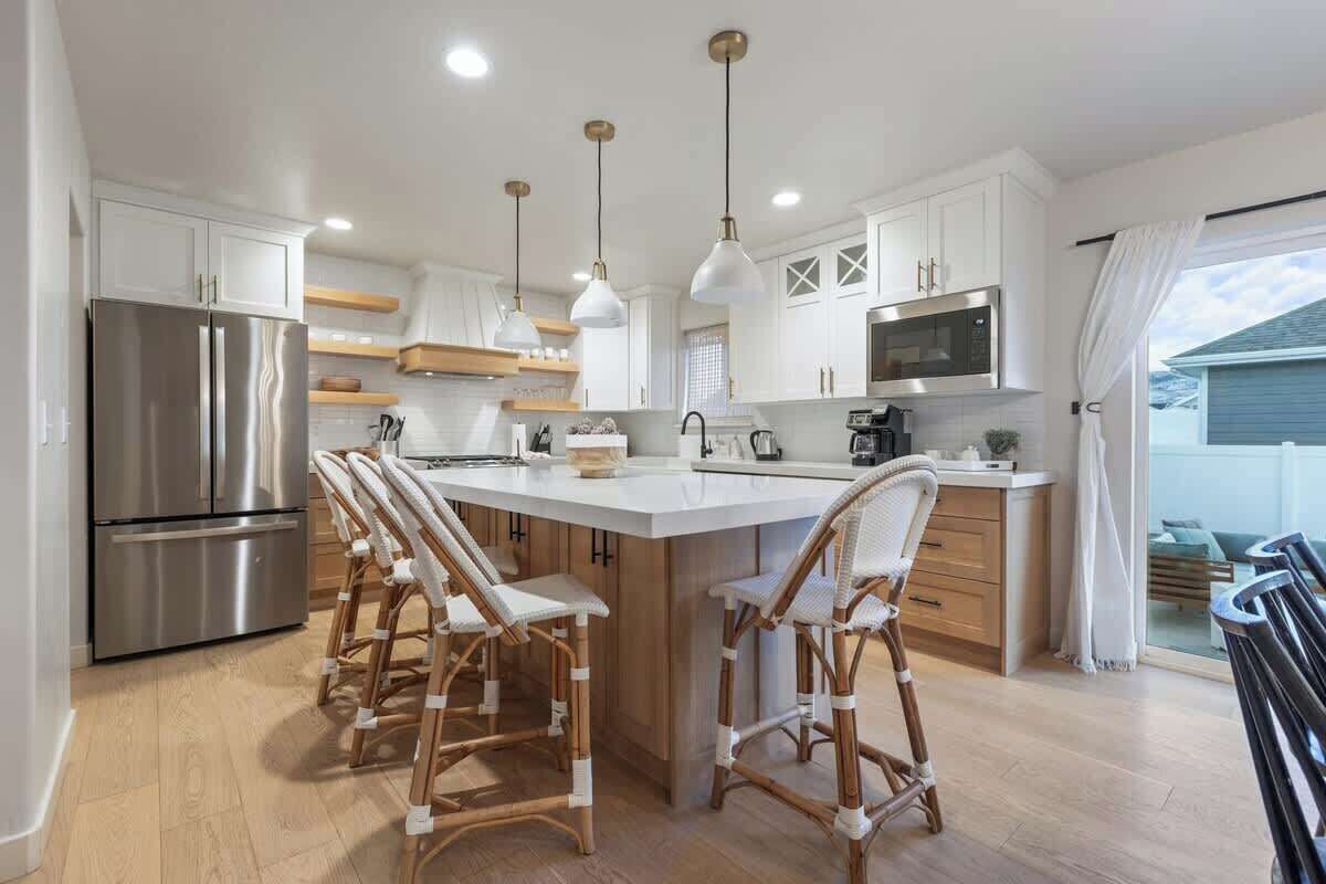 Jääkaappi, mikroaaltouuni, uuni, liesi