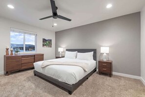 5 soverom, skrivebord, strykejern/-brett og reiseseng for barn