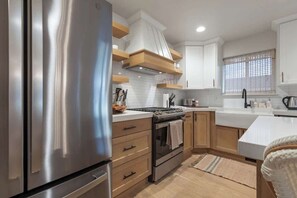 Køleskab, mikrobølgeovn, ovn, kogeplade