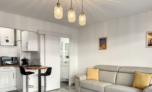 TV - Cozy Central Apartment with Terrace, Steps from Beach (Menton)