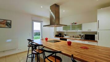 Een koelkast, een microgolfoven, een vaatwasser