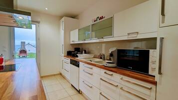 Een koelkast, een microgolfoven, een vaatwasser