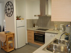 Kjøleskap, mikrobølgeovn, ovn og kokeplater