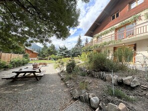 Outdoor dining - 3-room apartment with garden and parking in Le Monêtier-les-Bains (Le Monêtier-les-Bains)