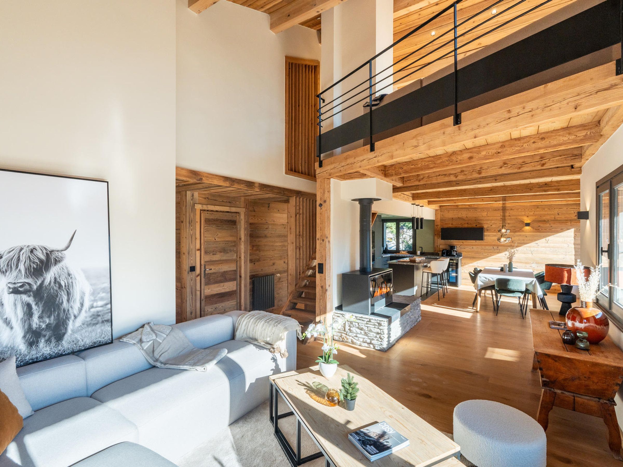 Una sala de estar moderna con sofá, mesa de centro y chimenea.