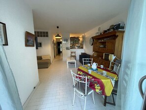 Living area - Beachside 2-Room Cabin Apartment, Sleeps 6, Garden, Parking - Port Camargue (Port Camargue)