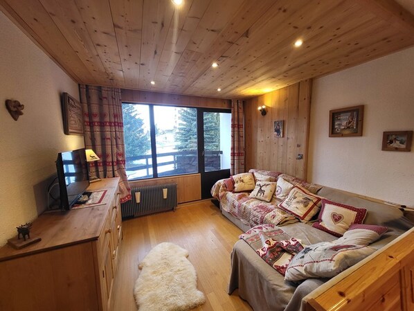 TV - Cozy 4-Person Apartment in Montgenèvre with Balcony, Parking, and Ski Storage (Montgenèvre)