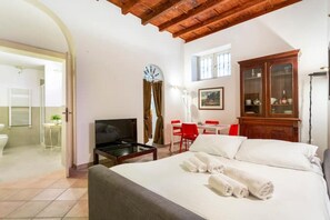 2 chambres, fer et planche à repasser, Wi-Fi, draps fournis