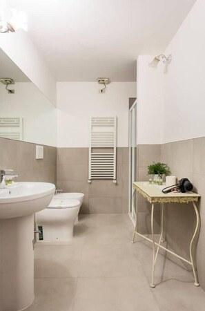 Shower, hair dryer, bidet, towels - 2 bedroom apartment in milan (Milano)