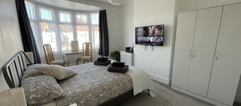 Double Bedroom with TV in Sudbury Hill Wembley - 10 mins from Wembley Stadium