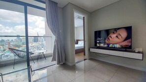 Apartamento executivo, 3 quartos, 2 banheiros, vista para o rio | Área de estar | TV LCD 45 polegadas com canais digitais, Netflix, mesa de pingue-pongue