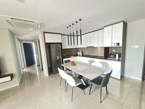 Executive Apartment, 3 Bedrooms, 2 Bathrooms, River View | Living area