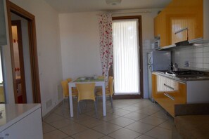 Appartement, 1 slaapkamer, patio, uitzicht op tuin | Dineren