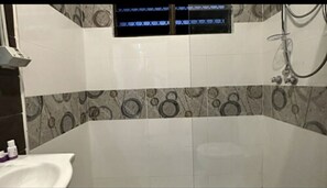 Ducha, secador de pelo, toallas, jab ón