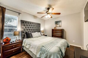 2 sovrum, värdeförvaringsskåp på rummet och skrivbord