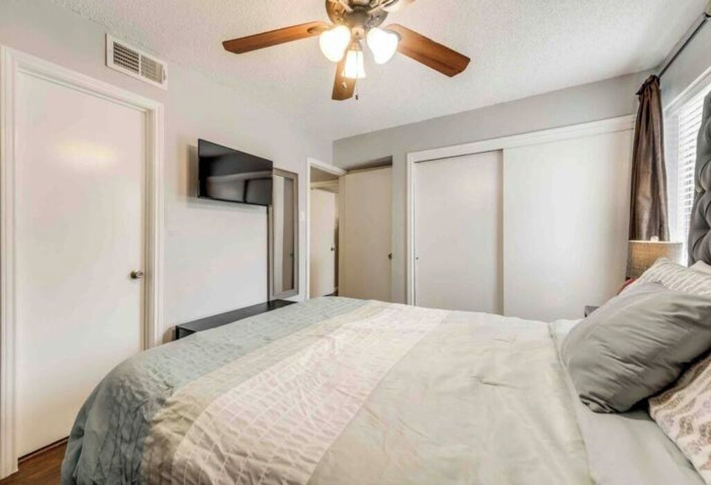 2 bedrooms, desk, iron/ironing board, WiFi (free)