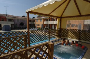 Departamento, 1 habitación, patio, vista al jardín | Alberca | Alberca al aire libre 