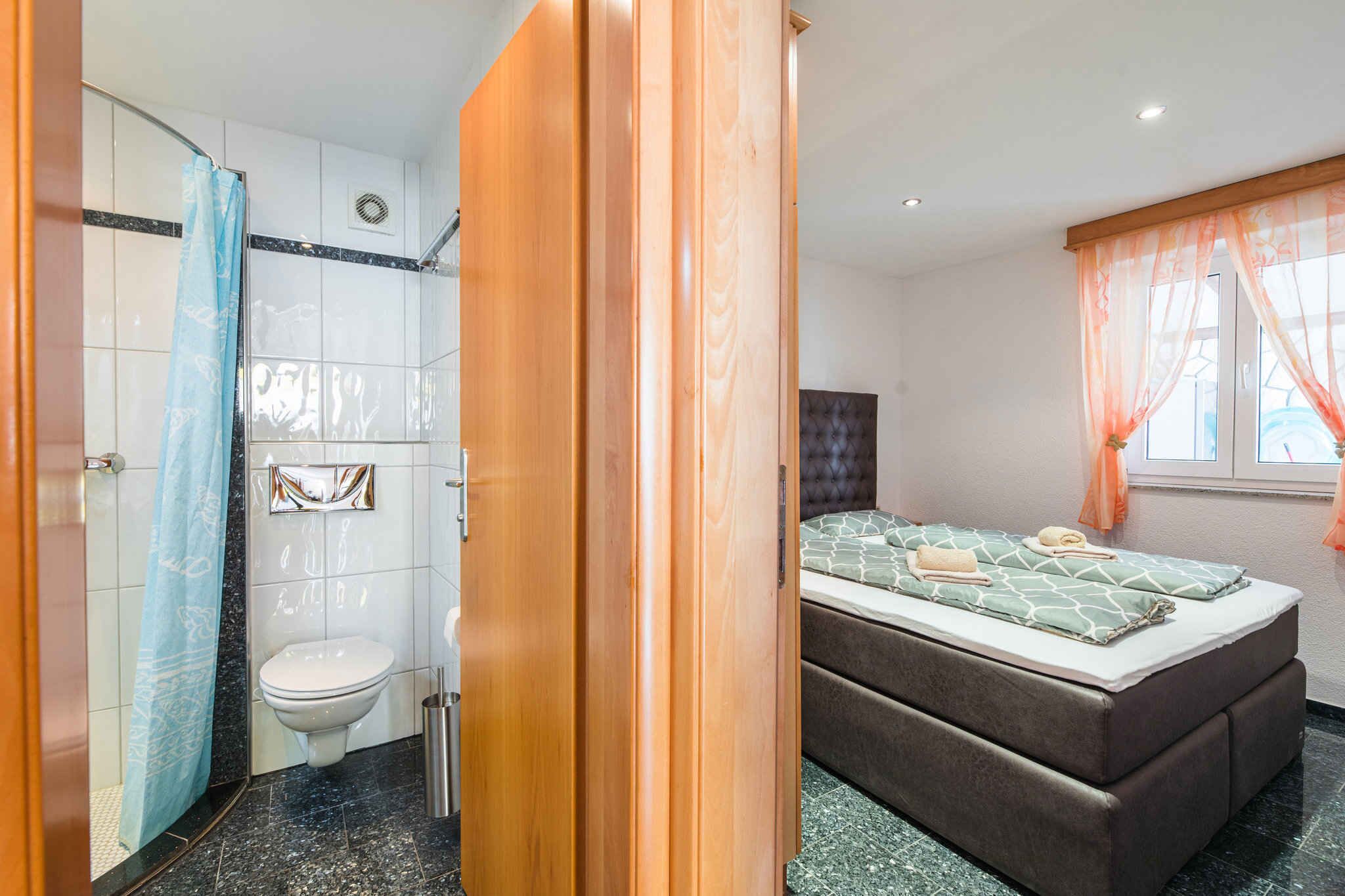 Un baño con inodoro, ducha y tocador.