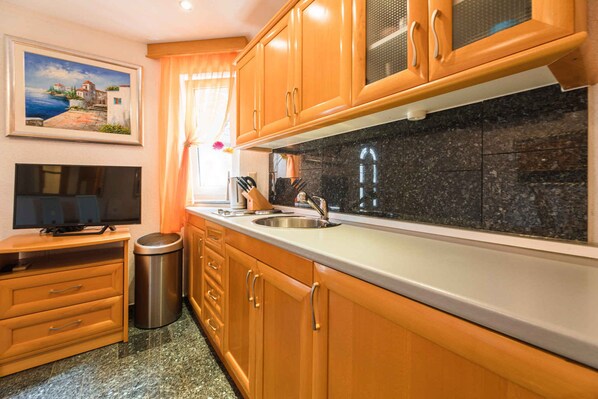 Réfrigérateur, plaque de cuisson, cafetière/bouilloire, grille-pain