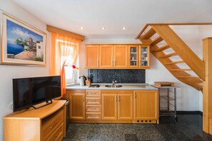 Kühlschrank, Herdplatte, Wasserkocher mit Kaffee-/Teezubehör, Toaster