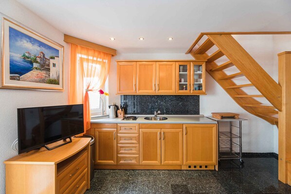 Fridge, stovetop, coffee/tea maker, toaster - Holiday apartment with air conditioning (Crikvenica)