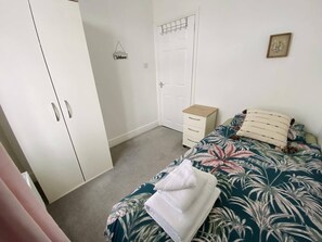 1 habitación, caja de seguridad en la habitación y escritorio 