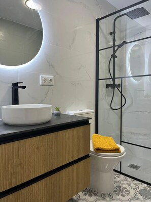 Chuveiro, secador de cabelo, toalhas de banho, sabonete