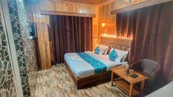 Classic Triple Room, Multiple Beds, Smoking | Egyptian cotton sheets, premium bedding, down duvets, desk