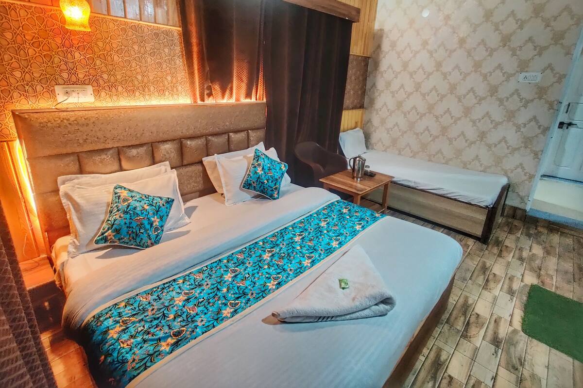 Kamar Triple Klasik, Beberapa Tempat Tidur, Boleh Merokok | Seprai katun Mesir, seprai premium, selimut bulu angsa, dan meja kerja