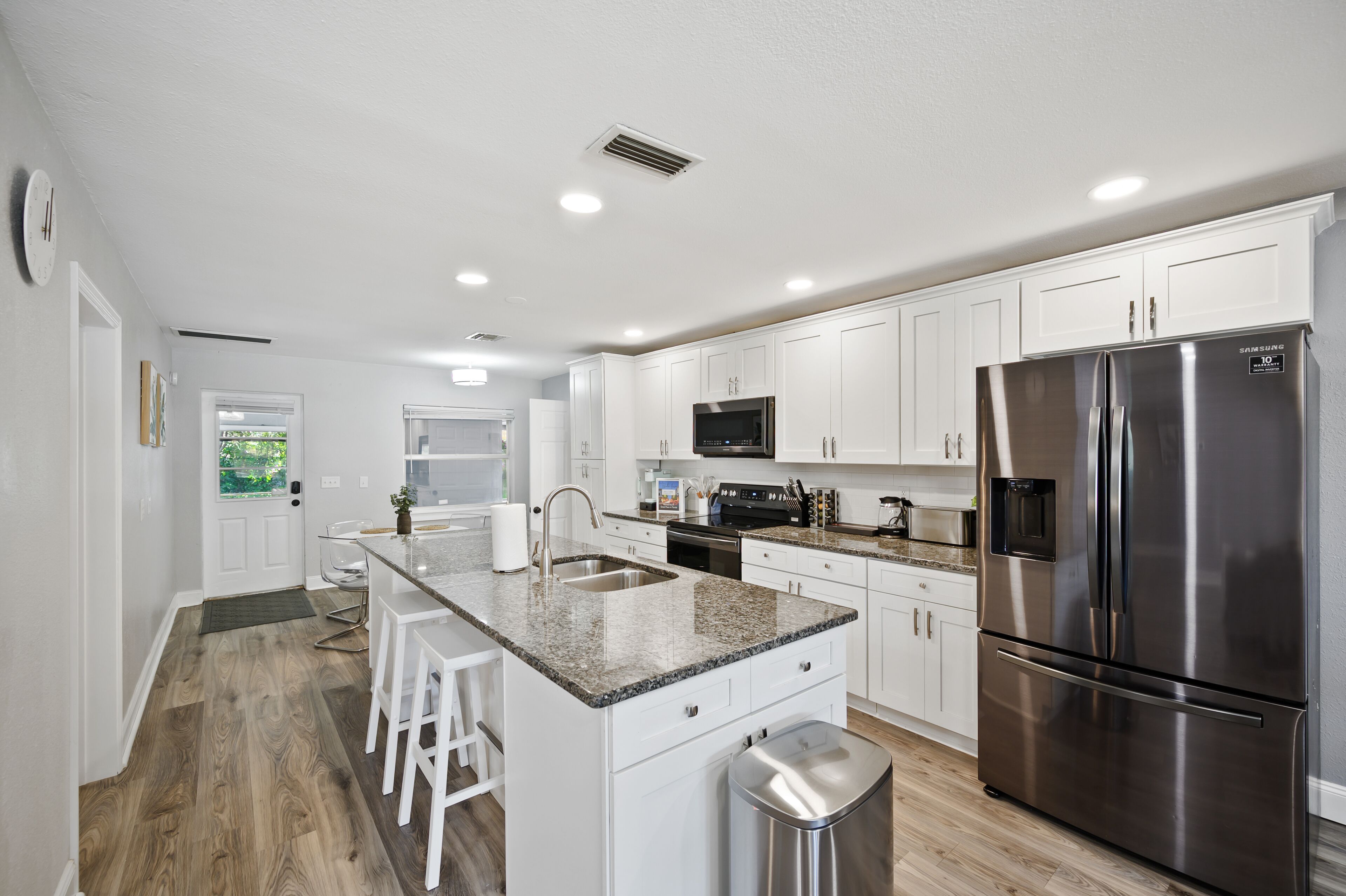 Jääkaappi, mikroaaltouuni, uuni, liesi