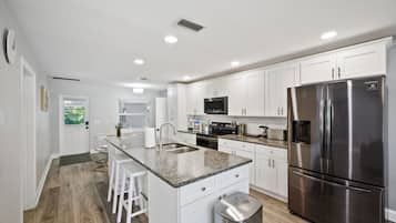 Geladeira, micro-ondas, fogão, cooktop