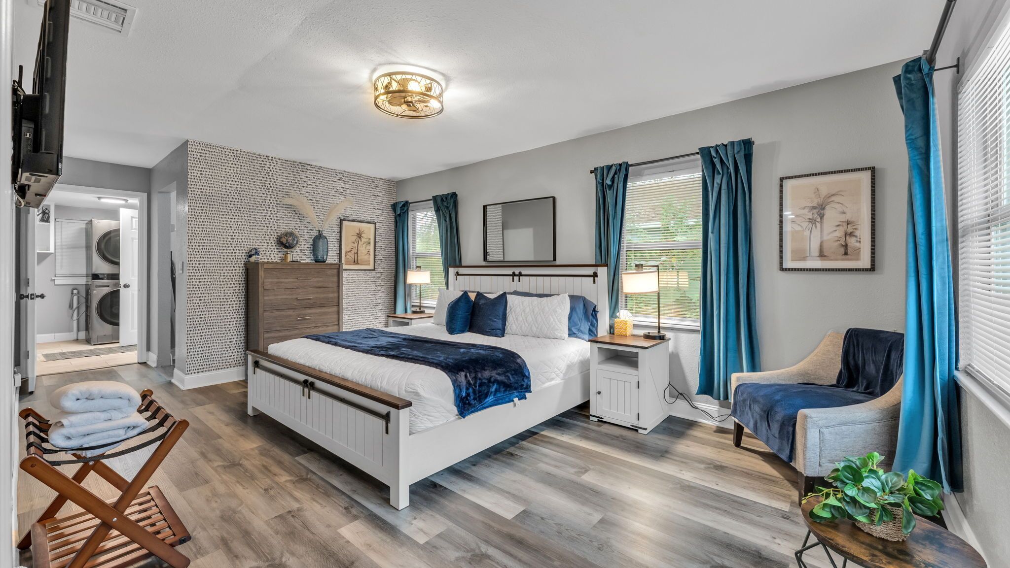 4 bedrooms, desk, iron/ironing board, travel crib