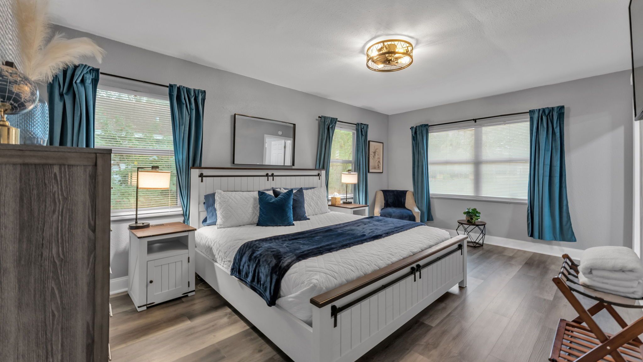 4 habitaciones, escritorio y tabla de planchar con plancha 