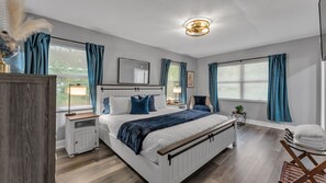 4 makuuhuonetta, työpöytä, silitysrauta/-lauta, vauvan matkasänky