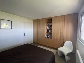 1 bedroom, bed sheets