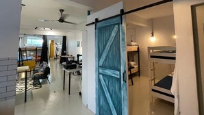 エコノミー 4 人部屋 | デスク、ノートパソコン用作業スペース、アイロン / アイロン台、WiFi (無料)