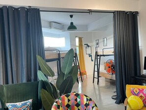 Dormitorio compartido Confort, solo para hombres, para no fumadores, vista a la ciudad | Escritorio y espacio para trabajar con laptop 