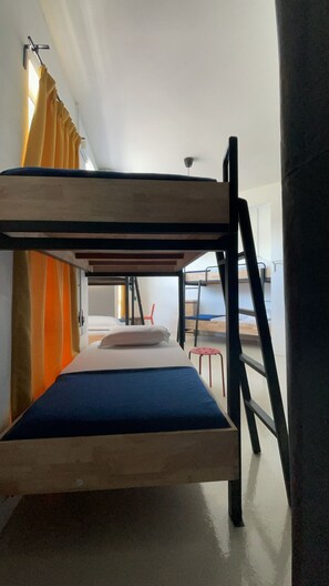 Gemeinsamer Comfort-Schlafsaal, Nur Männer, Nichtraucher, Stadtblick | 1 Schlafzimmer, Schreibtisch, laptopgeeigneter Arbeitsplatz