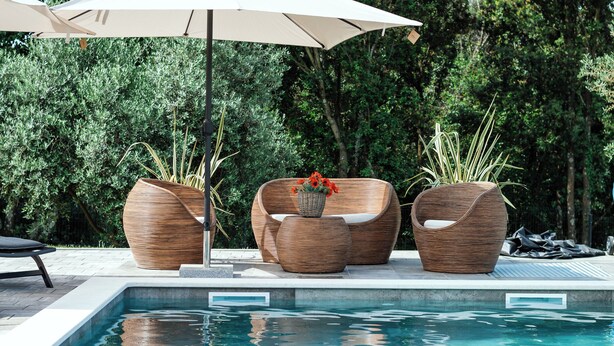 A poolside area with wicker furniture and a large umbrella. - Olive Garden Paradise with Swimming pool (Rovinj)
