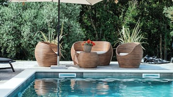 Piscine extérieure (ouverte en saison), parasols de plage