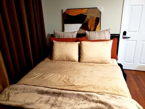 Een strijkplank/strijkijzer, reisbedje, wifi, beddengoed