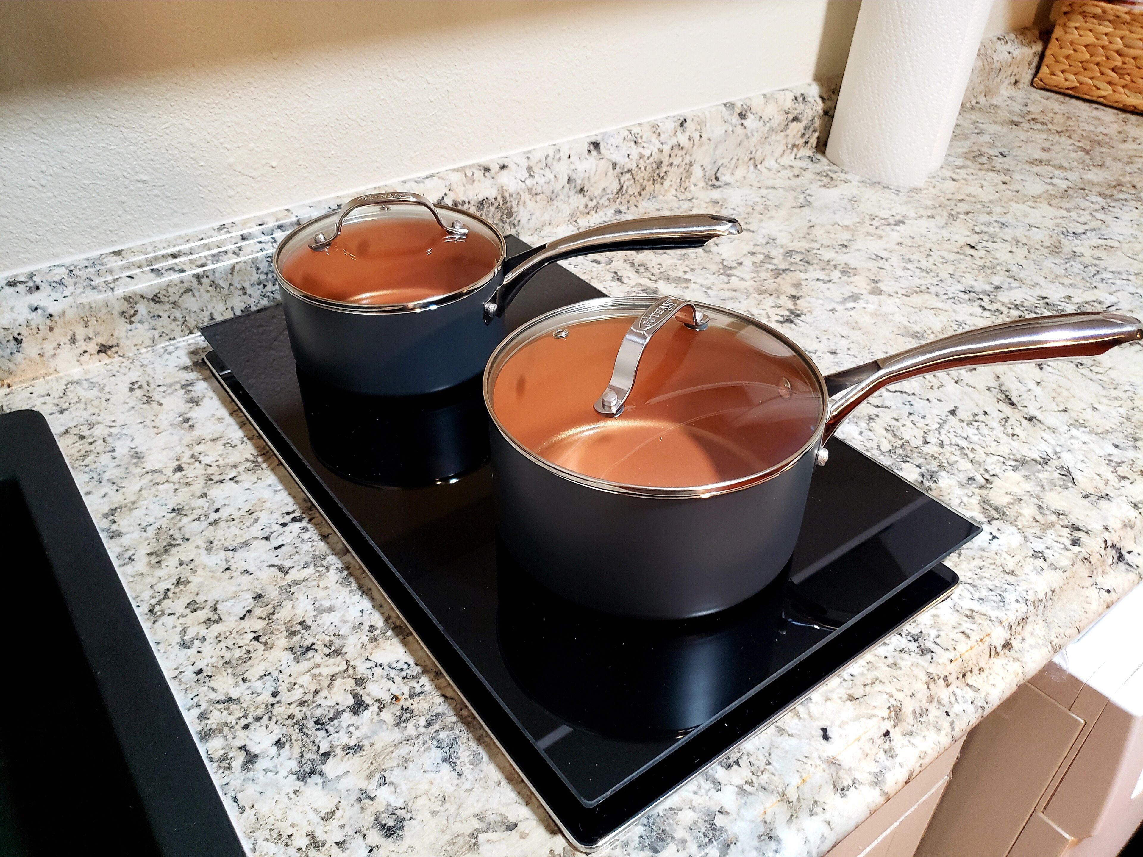 Cafetière/bouilloire, réfrigérateur, micro-ondes, plaque de cuisson