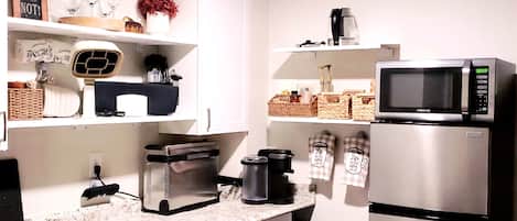 Kühlschrank, Mikrowelle, Herdplatte, Wasserkocher mit Kaffee-/Teezubehör