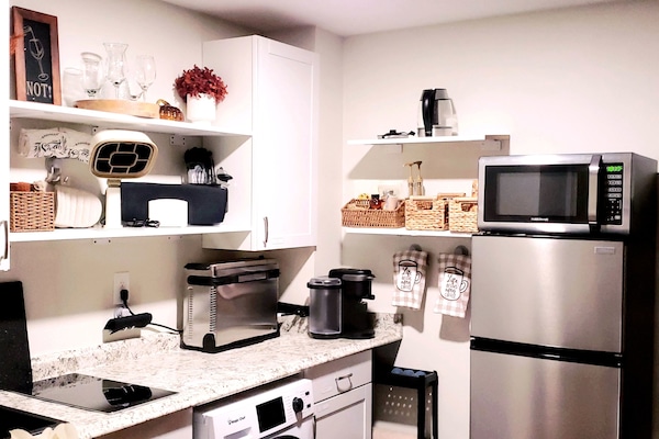Frigorifero, microonde, piano cottura, macchina per tè/caffè