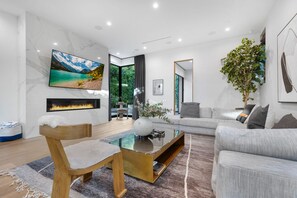 Smart-TV, Kamin, Bücher, Arbeitsbereiche