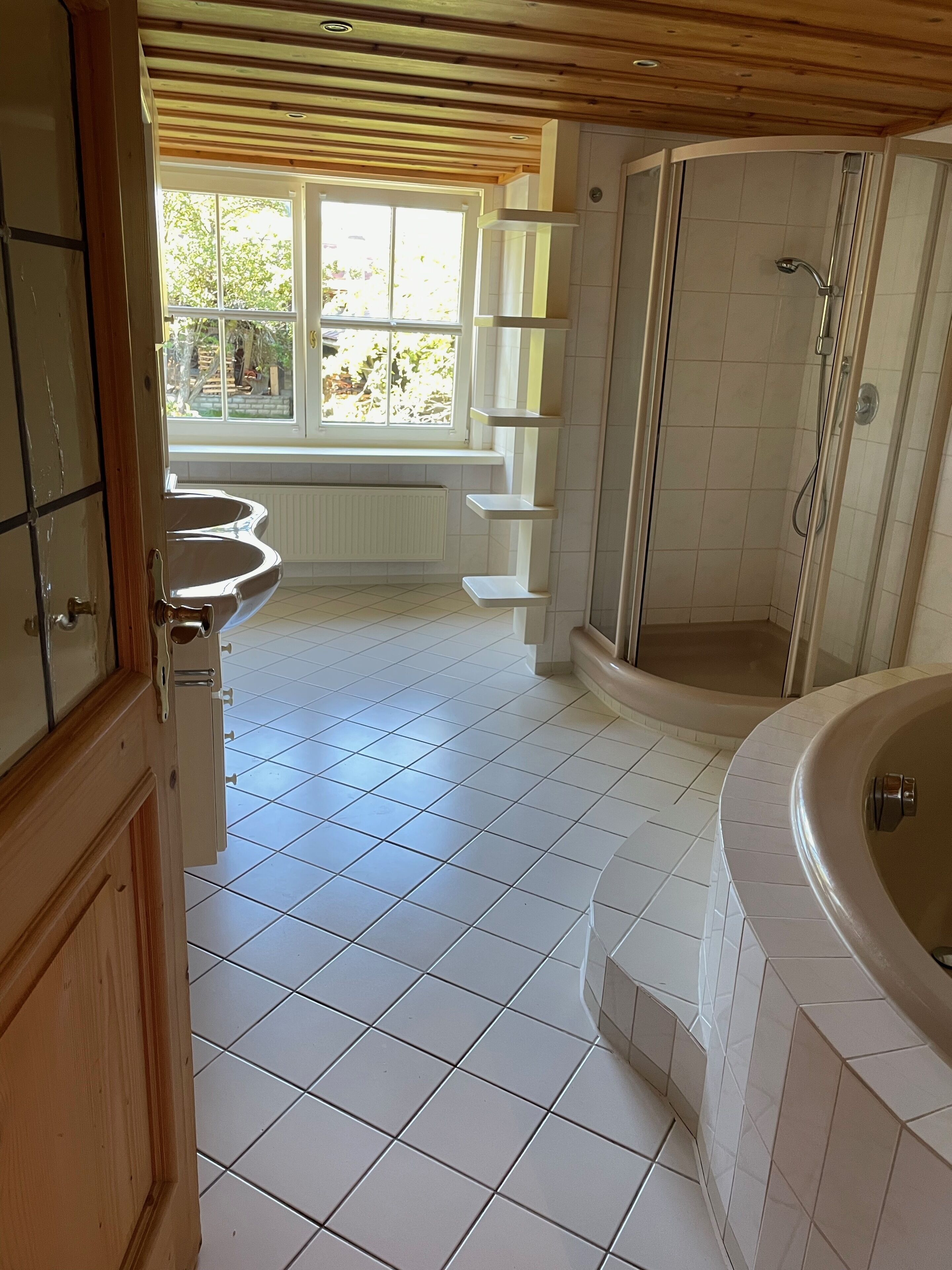 Ducha, secador de pelo, toallas y jabón