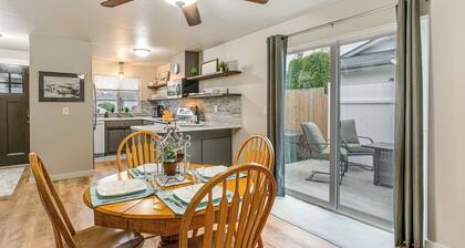 Updated Duplex Home < 1 Mi to Downtown Enumclaw!