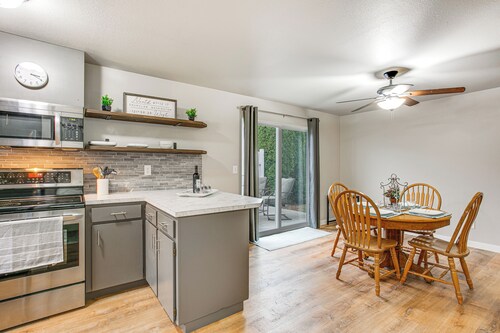 Updated Duplex Home < 1 Mi to Downtown Enumclaw!