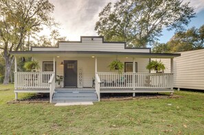 Cottage (1 Bedroom) | Interior - Peaceful Montgomery Vacation Rental w/ Porch! (Montgomery)