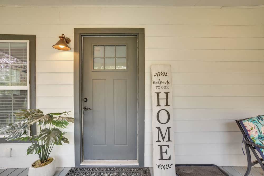 Peaceful Montgomery Vacation Rental w/ Porch! - Shiro, TX